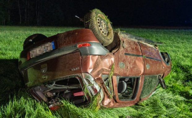 Trei tineri din Germania s-au răsturnat cu un Opel Corsa și s-au târât un kilometru pentru a cere ajutor