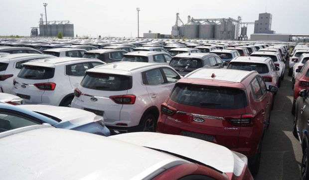 Lacuna legislativă care le permite chinezilor să „invadeze” piața auto europeană. Țara care a devenit poarta de intrare