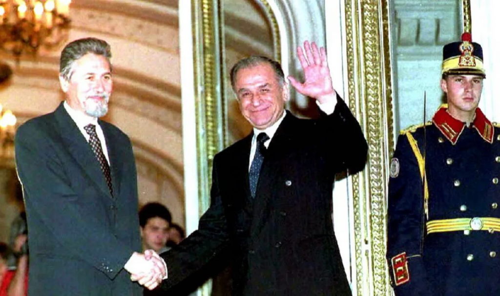 Emil Constantinescu și Ion Iliescu, schimb de mandat la Palatul Cotroceni. Foto: Arhivă Libertatea