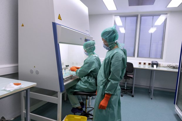  Ne descălțăm sau nu la intrare? 96% dintre pantofi poartă bacterii întâlnite frecvent în materiile fecale.
Titlu nou:  Intrăm încălțați sau ne descălțăm? 96% dintre pantofi aduc bacterii din fecale direct în casă!