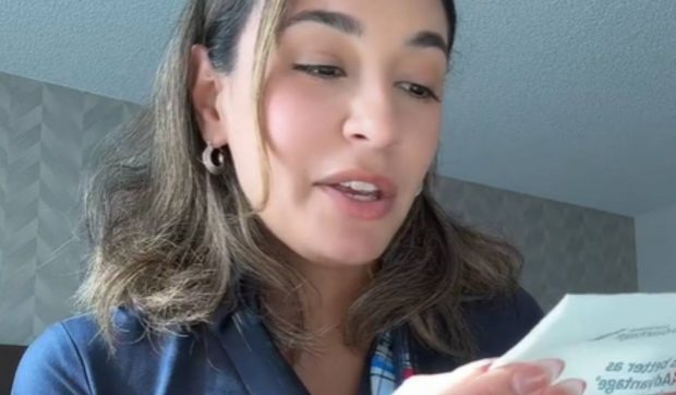 Biletul lăsat de Meghan Markle unei stewardese, după ce a zburat cu un avion de linie: „E ireal” | VIDEO
