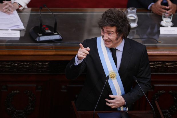 Ce reforme a făcut Javier Milei, cel pe care îl admiră George Simion, versus ce măsuri vrea Călin Georgescu, premierul propus de liderul AUR