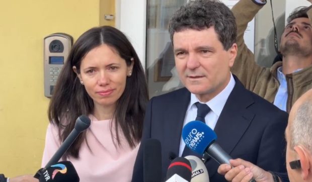 Cum a apărut Mirabela Grădinaru la secția de votare din Făgăraș. Cât costă rochia aleasă de partenera lui Nicușor Dan
