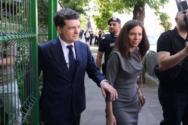 Imagine Stire Cum a apărut Mirabela Grădinaru la secția de votare. L-a ținut de mână pe Nicușor Dan și a fost numai cu zâmbetul pe buze | 2review.ro