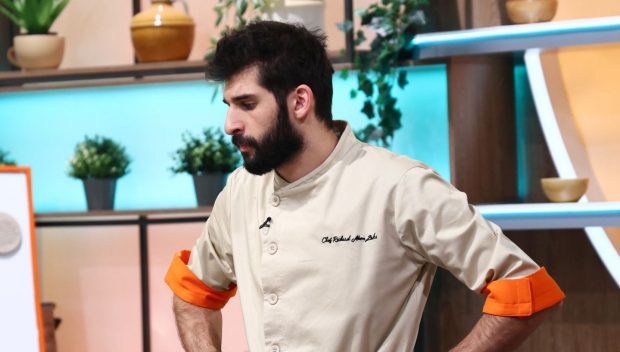  Emoțiile și tensiunea competiției îl copleșesc pe jurat în a 13-a confruntare.