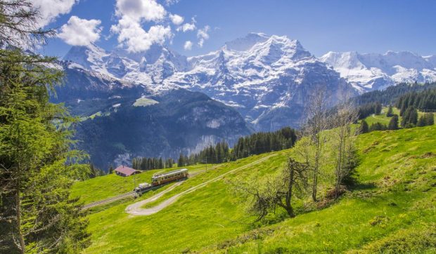 Fenomenul „coolcation”, tot mai popular în rândul turiștilor. Călătorii aleg ținutul lui Heidi din Elveția în locul destinațiilor consacrate din Grecia sau Italia