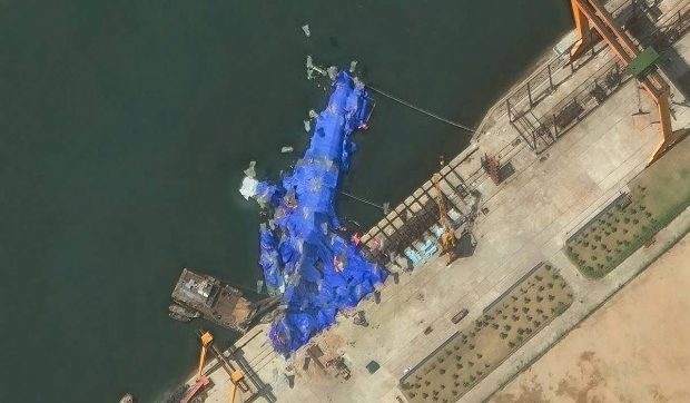 Coreea de Nord trimite obiecte misterioase în formă de balon către nava de război avariată, arată imagini din satelit