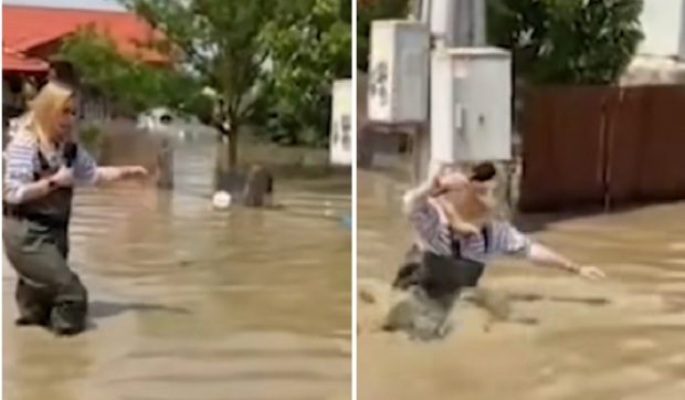 Momentul în care un reporter tv care transmitea dintr-un sat inundat cade într-un canal și se scufundă cu totul | VIDEO