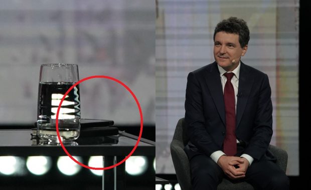 Carnețelul lui Nicușor Dan. L-a avut cu el la Pro TV, iar la Antena 1 a spus ce își notează în el și cine i l-a dăruit