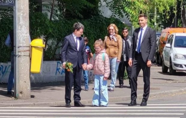 Însoțit de un agent SPP, Nicușor Dan și-a dus fetița la școală de dimineață. Ce a avut în mână noul președinte al României