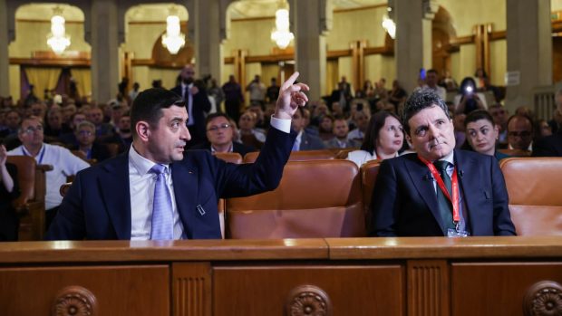 George Simion și Nicușor Dan s-au întâlnit prima dată după turul 1 al alegerilor prezidențiale și au stat unul lângă altul la Congresul BNS