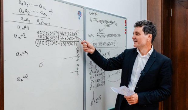 Nicușor Dan ar fi doar al doilea matematician președinte al unei țări, dacă e ales în turul 2. Primul e în Africa