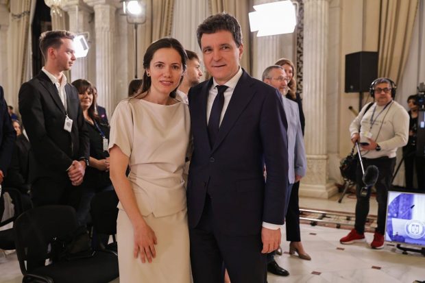 Gestul făcut de Mirabela Grădinaru față de Nicușor Dan în culisele dezbaterii electorale de la TVR. Momentul a fost surprins de fotograful Libertatea