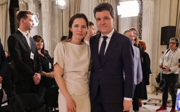 Mirabela Grădinaru a lipsit de la învestirea lui Nicușor Dan. Ahea, fiica președintelui, a venit la Parlament direct de la școală