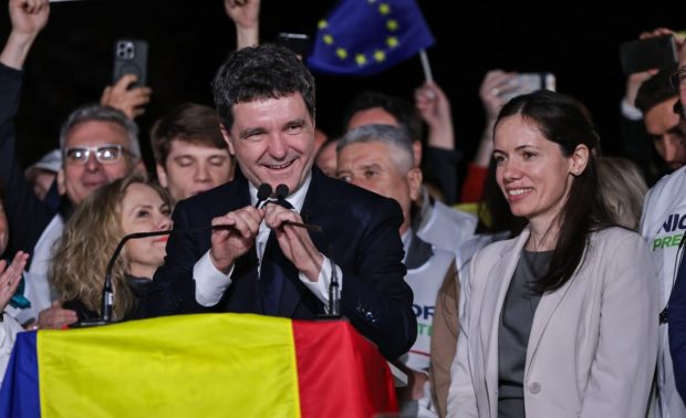 Singurul cuvânt pe care Mirabela Grădinaru i l-ar fi șoptit la ureche lui Nicușor Dan în timpul discursului prin care anunța că a câștigat alegerile