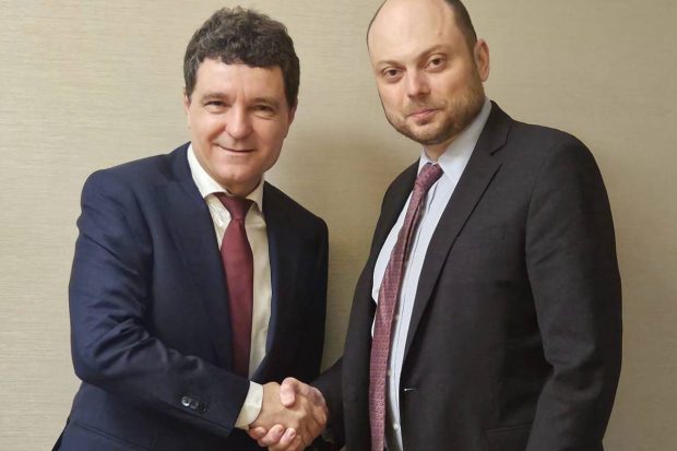 Nicușor Dan s-a întâlnit cu cel mai important opozant al lui Putin, Vladimir Kara-Murza: „E important să ne pregătim pentru viitor”