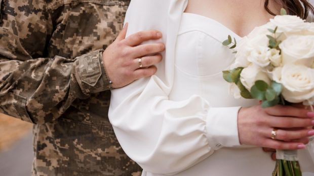 Rusia vrea să interzică divorțurile pentru soțiile soldaților: „Nu s-au căsătorit cu omul, ci cu averea lui”