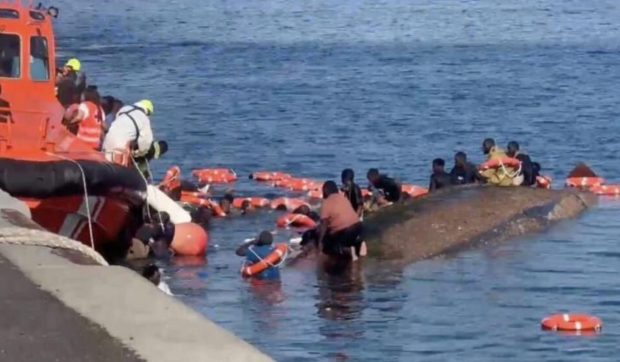 O barcă cu peste 150 de imigranți s-a răsturnat în apropiere de Insulele Canare. Cel puțin 7 oameni au murit, femei și copii | VIDEO