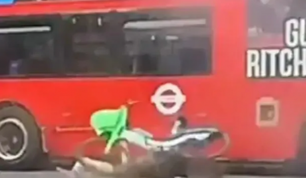 Accidentul care îi face pe britanici să se întrebe „cine e de vină?”: o femeie intră cu bicicleta închiriată într-un autobuz oprit