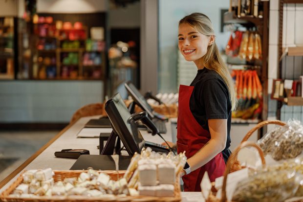 Ce salarii primesc angajații din retail. Câștigul net lunar al unui casier sau al unui lucrător comercial