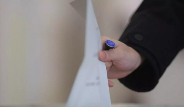 Un bărbat din Brăila a încercat să mituiască alegătorii cu sucuri și alcool, pentru a vota cu candidatul pe care îl susține