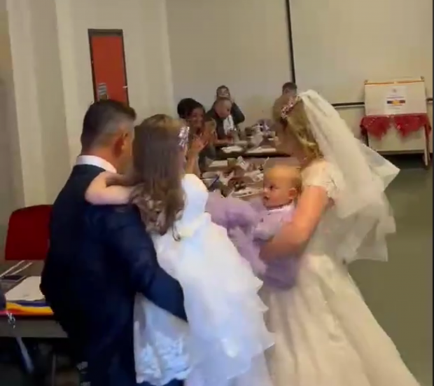 O româncă din Italia s-a dus la votare în ziua nunții cu bebelușul în brațe I VIDEO