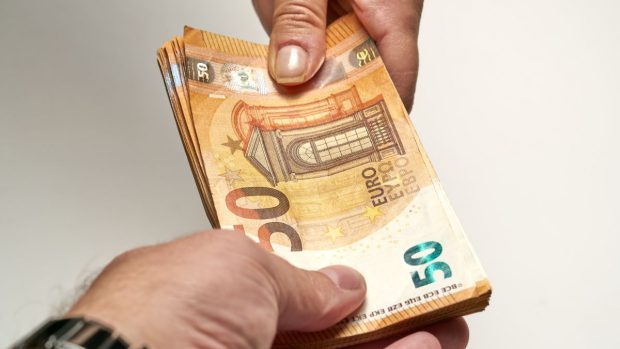 Românii din trei țări europene nu vor mai putea face plăți cash peste 10.000 de euro de la 1 iulie 2027