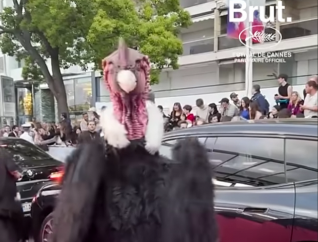 Ce-a căutat bărbatul-pasăre care a plecat țipând după ce a furat lumina reflectoarelor pe covorul roșu de la Cannes I VIDEO