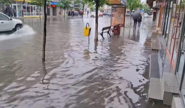 Imagini din primul oraș inundat în România, după 12 ore de ploaie continuă și înainte să intre în vigoare codul portocaliu