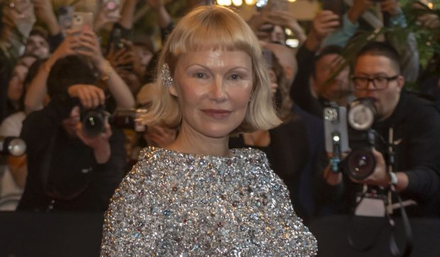 Imagine Stire Cum a apărut Pamela Anderson la Met Gala 2025. Actrița e aproape de nerecunoscut la 57 de ani | 2review.ro