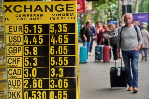 Euro se duce spre 5,1 lei la cursul BNR. Bancher: „Este important să terminăm anul cu un deficit bugetar cu 8 în față”