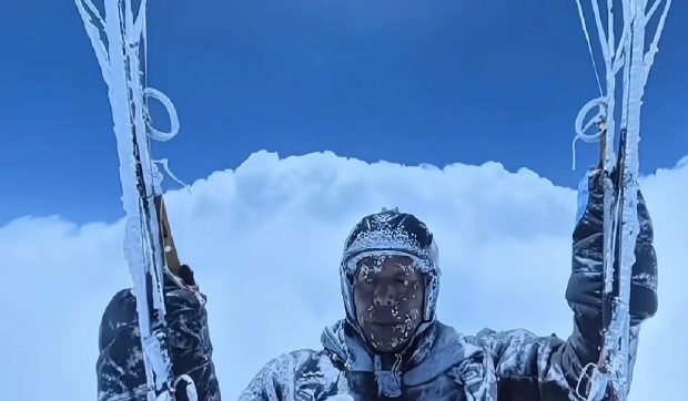 Parapantist tras 8 km în sus de un vârtej, găsit aproape înghețat la -40°C. Imaginile care au făcut înconjurul lumii | VIDEO