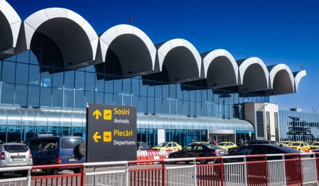 Aeroportul Otopeni a intrat în renovări în plin sezon: noi punți de îmbarcare, o nouă cale de rulare și parcare pentru avioane
