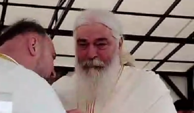 Preotul Calistrat Chifan, care a fost filmat în urmă cu 3 ani când lovea două femei în curtea bisericii, a primit ordinul Crucea Bucovinei