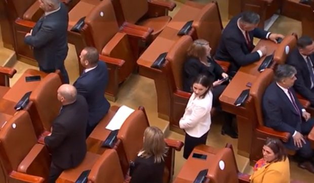 Parlamentarii POT și SOS au refuzat să privească momentul învestirii lui Nicușor Dan: „Să vă fie rușine”