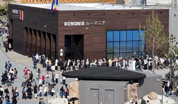 Japonezii s-au adunat în fața Pavilionului României din Osaka să-i asculte pe muzicienii de la București: „Coada spune totul”