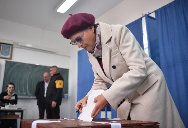 Societatea civilă a învins – nu chiar! Cei care au contribuit decisiv sunt, culmea, bunicii și nepoții 