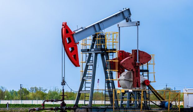 OPEC+ majorează producția de petrol cu 411.000 barili pe zi în iulie, prețurile scad la minimul ultimilor 4 ani