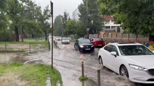 Ploaia puternică i-a făcut pe șoferii din București să-și avertizeze colegii de trafic despre străzile inundate. Ce zone ar trebui evitate