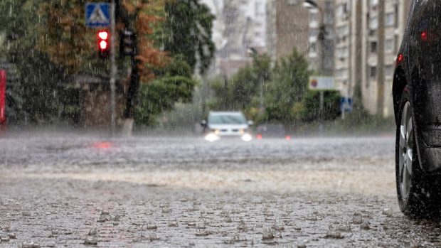 Ploi și temperaturi sub normalul perioadei, toată săptămâna. ANM explică motivul episodului de vreme rece