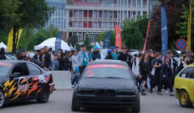 Cea mai spectaculoasă expoziție de automobile revine în campusul Politehnicii București. POLI AutoFEST se va desfășura în weekendul 16 – 18 mai