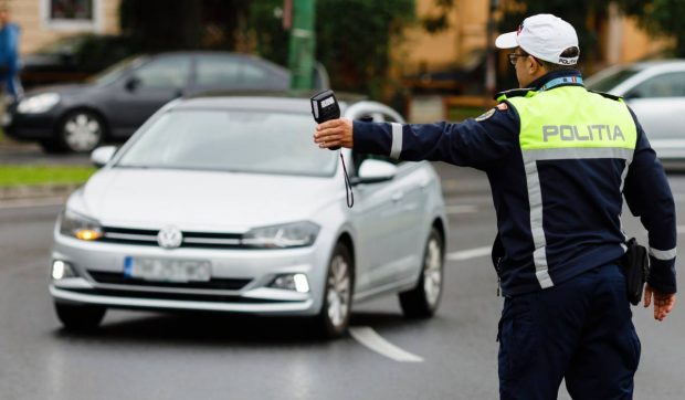 Amenda pentru șoferii care circulă cu farurile reglate greșit. Noile reguli impuse de Codul Rutier 2025