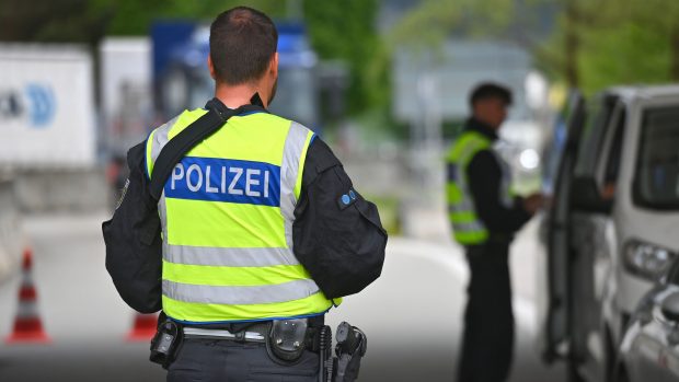 Un polițist a provocat un accident și i-a cerut 200 de euro șoferului care l-a lovit. Ce a pățit după ce a primit banii, în Austria