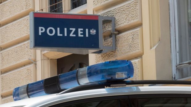 O polițistă falsă a obținut 440.000 de euro înșelând bătrânii aflați la mii de kilometri distanță