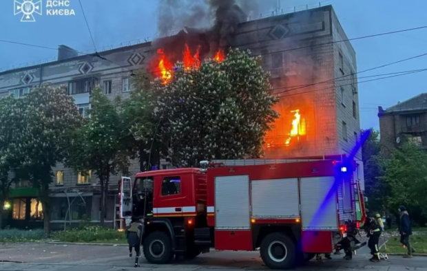 Rusia a lovit Kievul peste noapte cu drone Shahed: blocuri din capitala Ucrainei sunt în flăcări, au fost găsiți morți și răniți