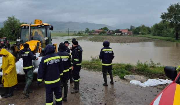 Pompierii din Sibiu, Argeș și Brașov au fost trimiși să lupte cu inundațiile în Covasna. 100 de persoane au fost evacuate