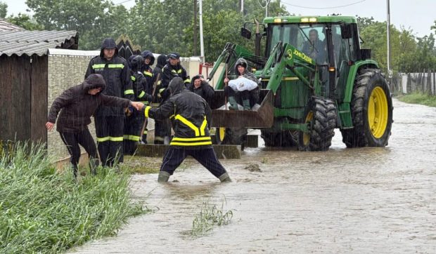 Intervenție contra cronometru în Botoșani: 13 persoane au fost evacuate după ce gospodăriile lor au fost inundate în Flămânzi