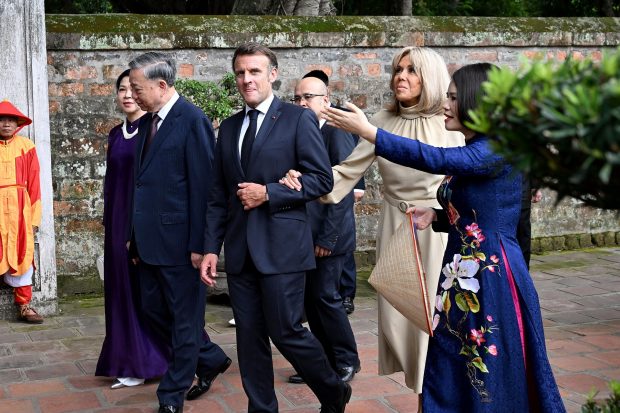 Macron, surprins strângând pumnul după ce Brigitte l-a bruscat. Ce spun experții în limbajul corporal