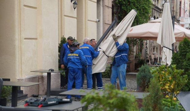 Primăria Timișoara a început să ridice terasele neautorizate amplasate în centrul orașului
