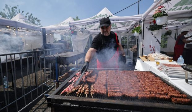 Primul festival al micilor în București: o echipă de bucătari a doborât recordul pentru cel mai lung mic realizat vreodată